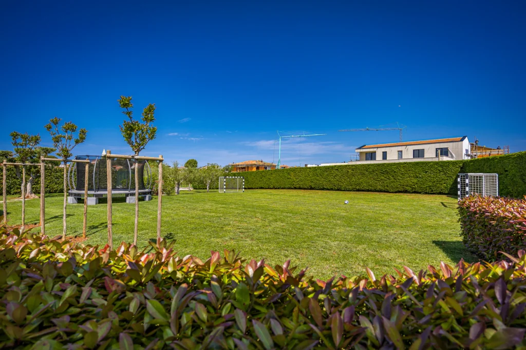 Villa-Silvia-Behind-the-Green-Fence