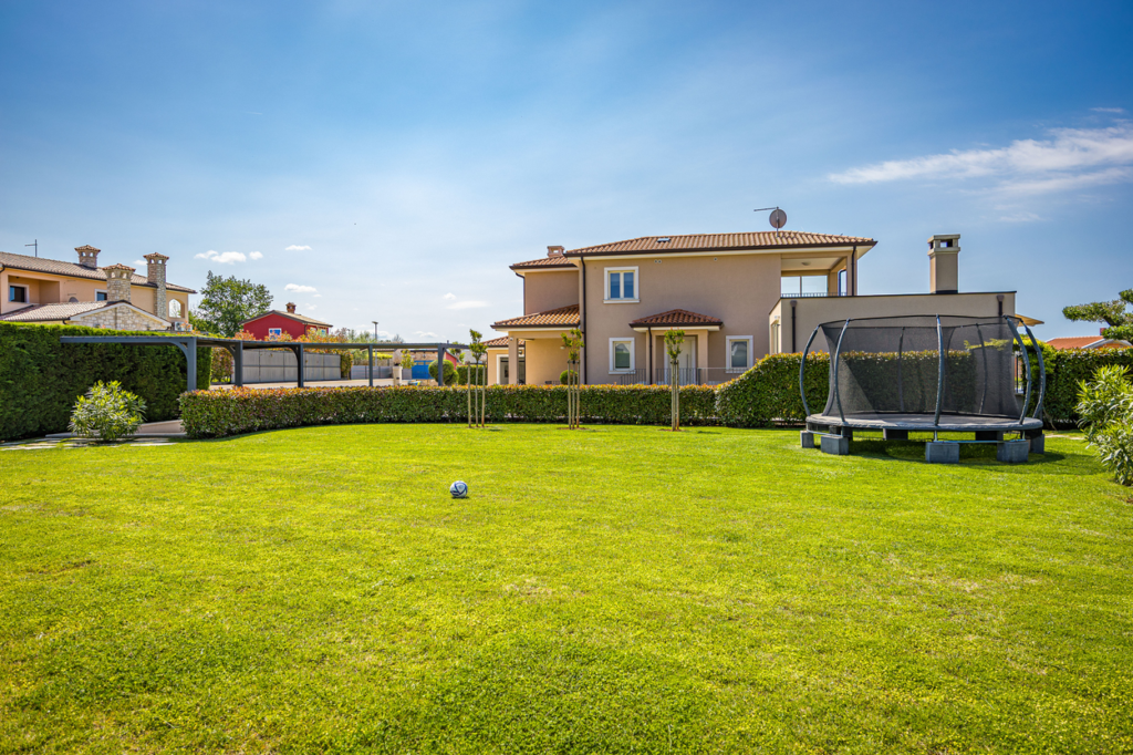 Villa-Silvia-Field-Trampoline