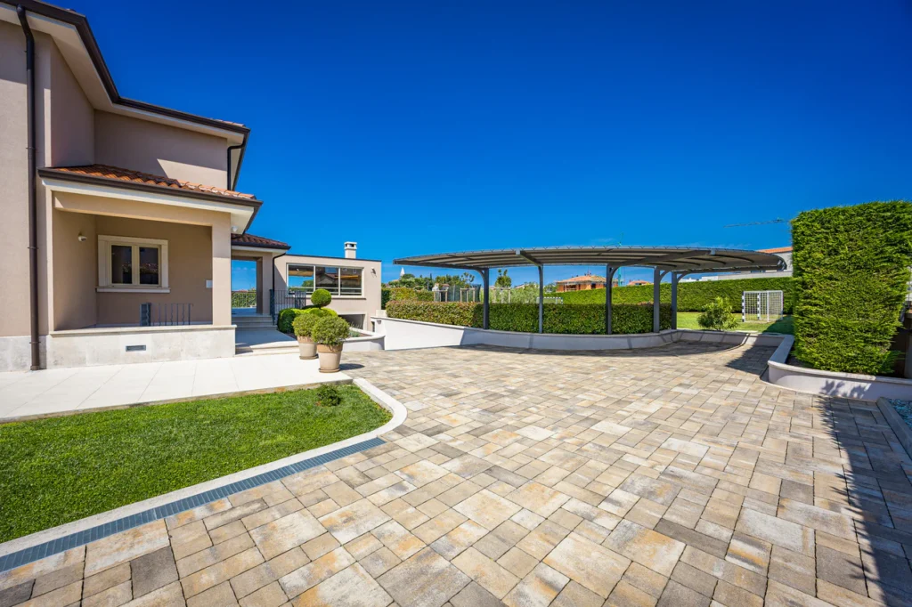 Villa-Silvia-Pathway