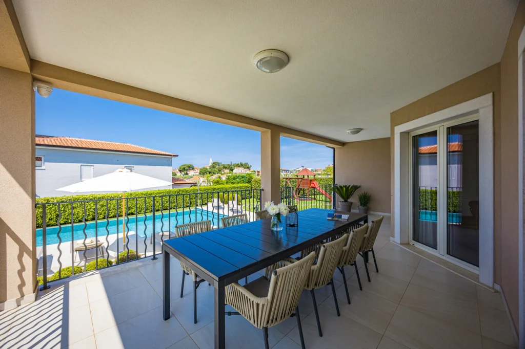 Villa-Silvia-Terrace-Table