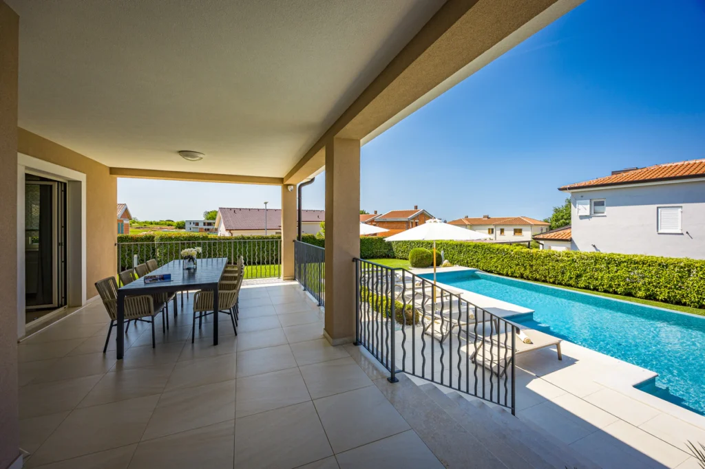 Villa-Silvia-Terrace-Table-3